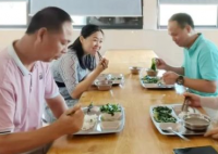广东一学校推出危机体验餐 危机体验餐里都有哪些食物