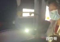 老奶奶被让座后为读书学生打光 这一幕太暖了为老奶奶点赞