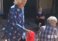 白发奶奶步履蹒跚玩丢手绢 一起玩的小伙伴平均年纪八十加