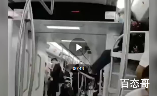 老太爬上地铁车厢行李架上蹭坐 现场工作乘务员有去制止吗？