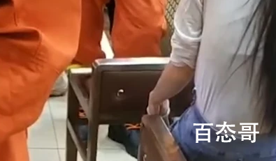 女子试带玉镯被卡当场买下敲碎 女子共计赔付商场多少钱？