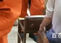 女子试带玉镯被卡当场买下敲碎 分享一些取手镯的小技巧