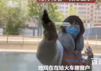 乘客坐火车为看风景集体擦车窗 这列火车是开往那个城市的