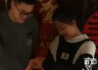 新婚夫妻是门对门邻居 这俩人从小就是青梅竹马吗？
