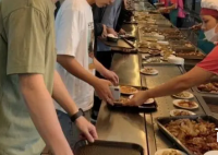 学校食堂员工用脚洗菜 校方回应校方的食品安全是否真的存在问题？