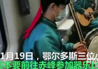 错过比赛列车里演奏的小伙获奖了 主办方特此颁发的特别奖