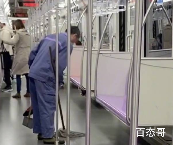 上海地铁回应保洁用拖把擦座椅 是地铁带抹因未带抹布随即用拖把清洁了座椅
