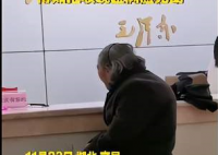 老人独自冒雨交医保被拒收现金 老人不是应该退休了吗为什么还要交医保