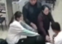 男子带仨美女吃饭遭嫉妒被打 打人者是否没有女朋友？