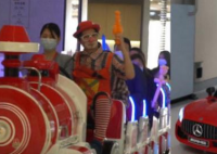 医院让孩子坐小火车排队看病 这样对小孩的心理有很大的帮助
