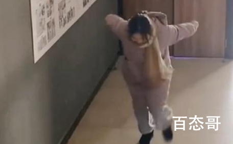 女孩被老师表扬后开心到“起飞” 这是那所学校该女孩读几年级？