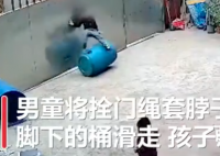 3岁男童被拴门绳勒脖吊挂致昏迷 到底是怎么回事？