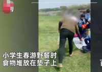 大妈以收垃圾为由拿走孩子零食 不是老人变坏了而是坏人变坏了