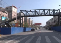 河南一家长自费百万在校门口建天桥 有多少个家长参与了？