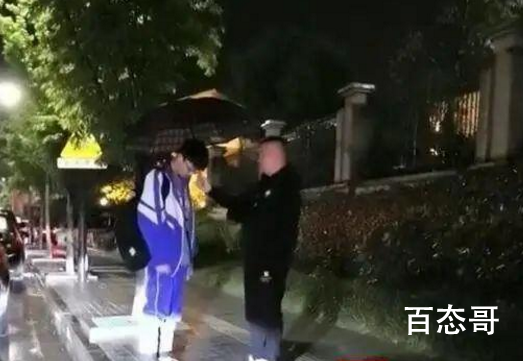 爸爸雨中训儿子伞却撑在儿子头上  儿子当时是犯了什么错？