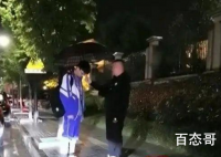 爸爸雨中训儿子伞却撑在儿子头上 从图上可知典型的刀子嘴豆腐心