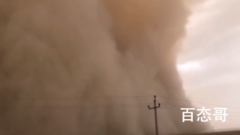 内蒙古阿拉善现沙尘暴巨墙 阵风风速12.8m/s能见度437米