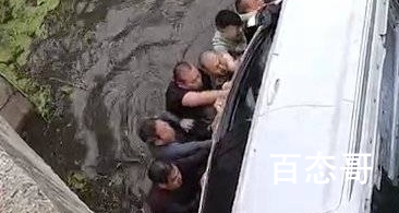 轿车坠河近20人跳水救人 给这些有温度的人竖大拇指