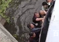轿车坠河近20人跳水救人 给这些有温度的人竖大拇指