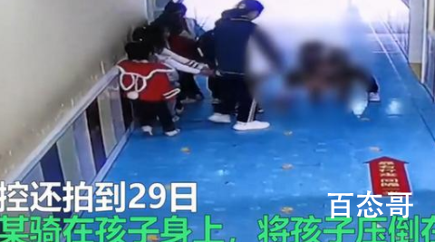 幼师领孩子进厕所暴打体罚 公安机关正对涉事人员进行调查