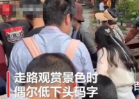女子景区抱电脑边工作边游玩 女子是做IT行业的吗