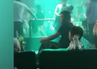 女子夜店内抱娃蹦迪 孩子的内心应该是崩溃的