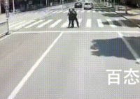 情侣吵架男子将女友推向公交车 过不下去就分开何必拿生命做赌注