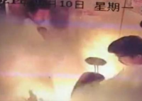 电瓶车爆燃小区仍有车在楼道充电 一般都是锂电池会这样出问题多吧