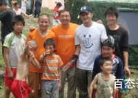 吴京在汶川地震时给灾民搭建帐篷 他默默的做了那么多他的成功不是偶然！