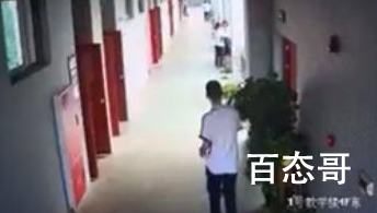 央视披露成都中学生坠亡监控 校园里那么长的空间为什么没有值班的工作人员？