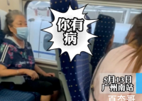 女子高铁调座椅被后座老人踹回 病的不轻！大妈存在恶意攻击！