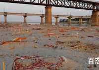 印度官员回应恒河浮尸:系河葬习俗 恒河是印度的圣河尸体根本影响不了恒河的水质