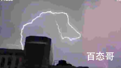 北京颐和园附近上空现几字型闪电 灵气开始复苏了