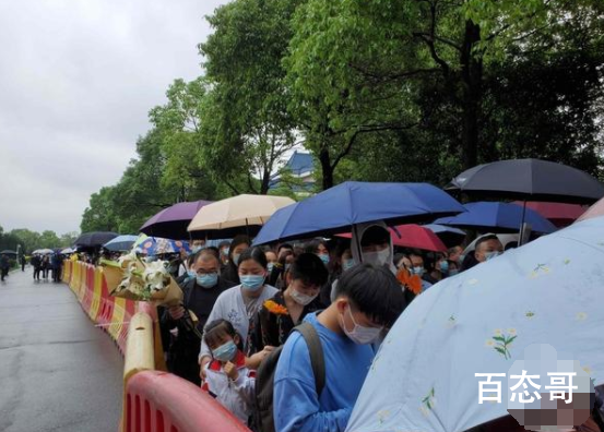 市民深夜排长队悼念袁老 强烈建议把每年的5月22号定为中国国家粮食日