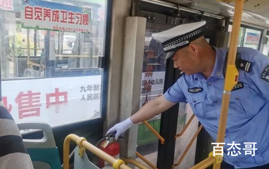 儿子场内高考交警父亲场外执勤 这一握父亲期望在手中儿子感恩亦可敬