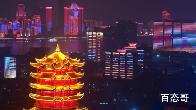 武汉上演建党百年长江灯光秀 展示百年奋斗路