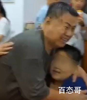 消防员救出暴雨被困小孩 父亲跪谢面对如此大恩大德，任何语言都已经不能表达感激之情