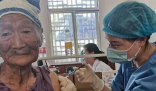 安徽107岁老人主动接种疫苗 老人接种后状态一直保持不错