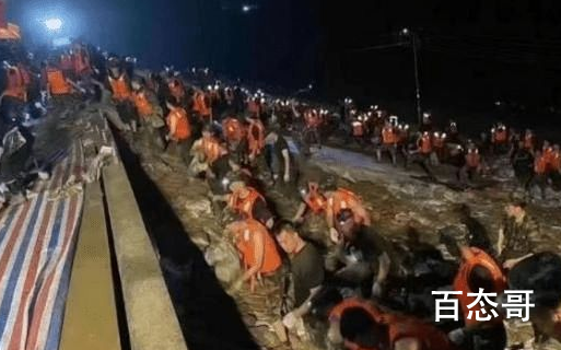 卫河决堤 现场大卡车投河堵决口预计经济损失将达到多少