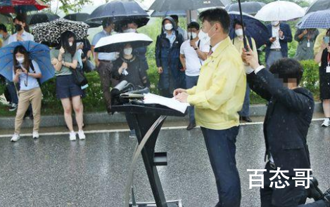 韩国员工跪在地上为官员撑伞 跪天跪地跪父母除此之外任何人都不值得你屈膝！