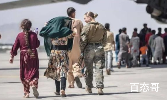 机场抱阿富汗婴儿美国女兵被炸死 希望世界和平没有战争