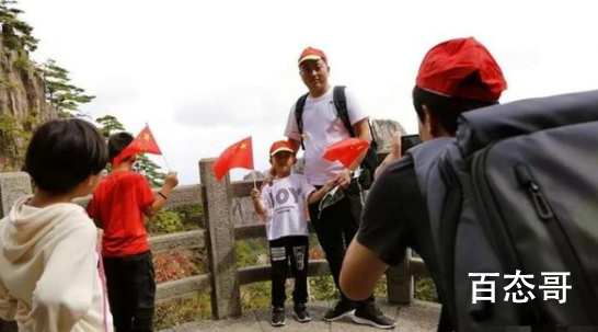 数千游客黄山上唱起国歌 我想去北京天安门看升国旗
