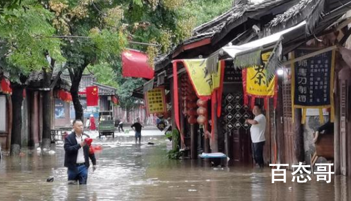 洪峰过境 四川一古城街道被淹 洪水未造成人员伤亡