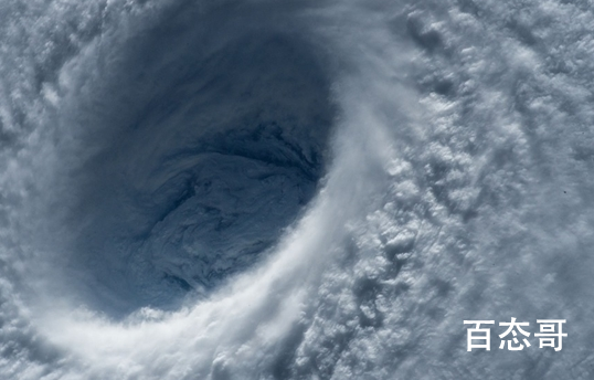台风登陆海南:暴雨下市民艰难行走 终于来个像样儿点的台风