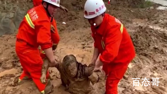 山西消防员救出被泥石流掩埋女子 女子目前以无生命危险
