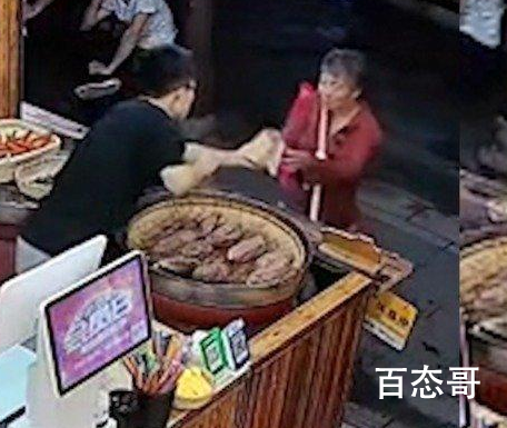 店主见拾荒老人久盯烤红薯立马赠送 赠人玫瑰手有余香