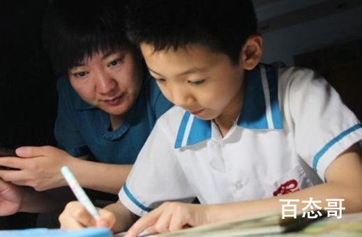 985博士妈妈被女儿写作业逼哭 为了自己身体安全，还是不要负担孩子的作业了