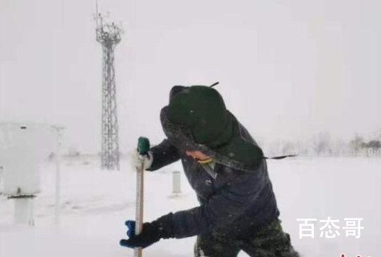 内蒙古特大暴雪:学校停课机场关闭 特大暴雪可以堆很多雪人 