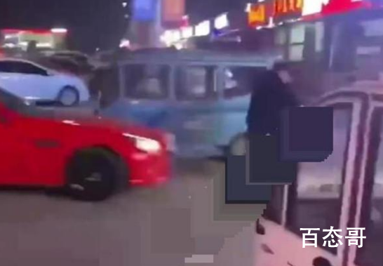 辽宁一跑车疑故意加速将人撞飞 不要超越法律的底线否则只会损人害已！