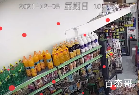 超市天花板破裂女孩从天而降 老娘跺跺脚楼板都踩穿了